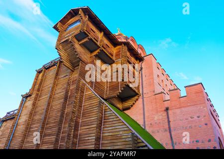 Vue captivante sur l'architecture en bois du Golden Gate, présentant des détails complexes dans un ciel bleu vif. Banque D'Images