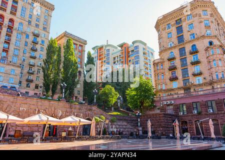 Kiev, Ukraine - 9 octobre 2024 : vue sur les bâtiments résidentiels modernes à Kiev près de Khreshchatyk avec verdure et des coins salon extérieurs. Banque D'Images