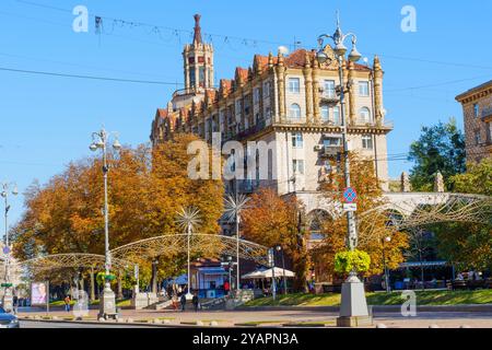 Kiev, Ukraine - 9 octobre 2024 : vue d'un bâtiment historique à Kiev orné de feuilles d'automne, présentant des détails architecturaux et l'activité de la rue. Banque D'Images