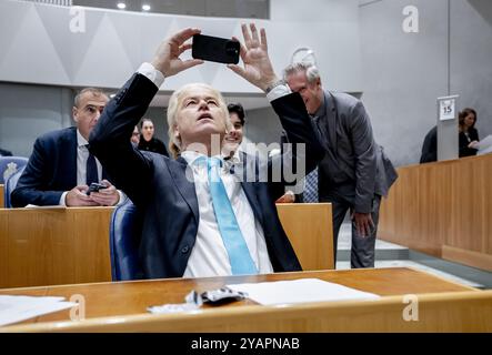 LA HAYE - Geert Wilders (PVV) avec son téléphone portable avant l'heure des questions hebdomadaires à la Chambre basse. ANP REMKO DE WAAL pays-bas Out - belgique Out Banque D'Images