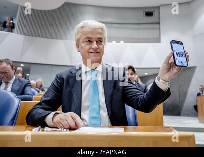 LA HAYE - Geert Wilders (PVV) avec son téléphone portable avant l'heure des questions hebdomadaires à la Chambre basse. ANP REMKO DE WAAL pays-bas Out - belgique Out Banque D'Images