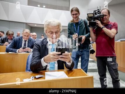 LA HAYE - Geert Wilders (PVV) avec son téléphone portable avant l'heure des questions hebdomadaires à la Chambre basse. ANP REMKO DE WAAL pays-bas Out - belgique Out Banque D'Images