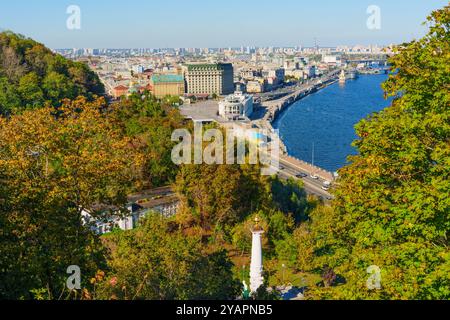 Kiev, Ukraine - 9 octobre 2024 : vue panoramique de la place Poshtova à Kiev, mettant en valeur la végétation luxuriante et le fleuve Dnipro aux côtés de l'architecte urbain Banque D'Images