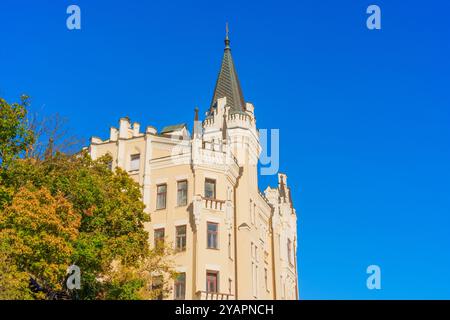 Kiev, Ukraine - 9 octobre 2024 : gros plan du château de Richard cœur de Lion sur la descente Andriyivskyi, mettant en valeur ses caractéristiques architecturales contre un cercle Banque D'Images