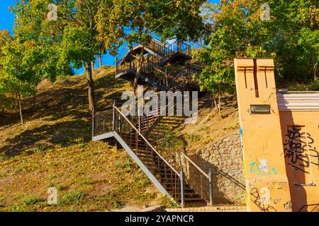 Kiev, Ukraine - 9 octobre 2024 : escaliers à Kiev entourés de verdure, donnant accès à des zones surélevées avec une vue panoramique sur le paysage urbain. Banque D'Images