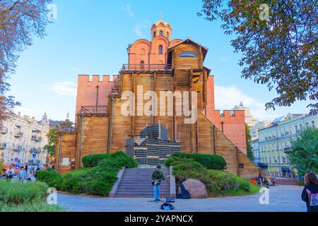 Kiev, Ukraine - 9 octobre 2024 : scène d'un musicien jouant de la guitare devant la forteresse du Golden Gate, entouré de verdure et de visiteurs à Kiev. Banque D'Images