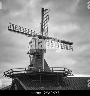 Gros plan du petit moulin à vent Het Klaverblad sur le Zaanse Schans en noir et blanc Banque D'Images