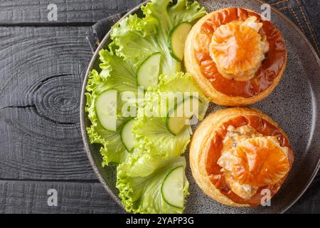 Bouchee d'entrée française farcie de veau à la sauce aux champignons gros plan dans une assiette sur une table en bois. Vue horizontale de dessus Banque D'Images