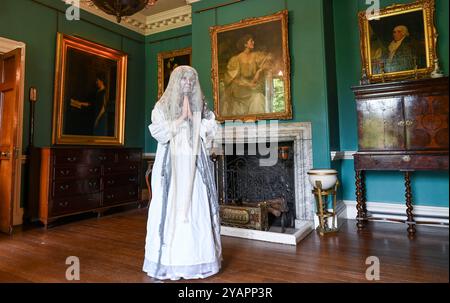 Brighton Royaume-Uni 15 octobre 2024 - le fantôme de la Dame Blonde également connu sous le nom de nonne blonde apparaît au Manoir Preston à Brighton dans le cadre des tournées fantômes pour les jeunes en octobre pendant Halloween cette année. Preston Manor est réputé pour être l'une des maisons les plus hantées de Grande-Bretagne et les visites fantômes pour les jeunes sont organisées par Brighton Museums : crédit Simon Dack / Alamy Live News Banque D'Images