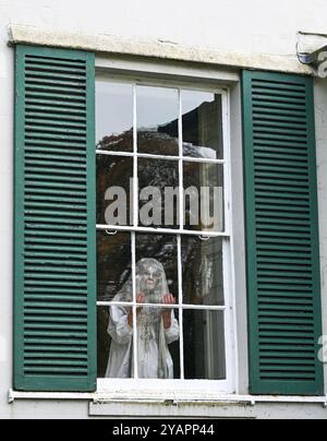 Brighton Royaume-Uni 15 octobre 2024 - le fantôme de la Dame Blonde également connu sous le nom de nonne blonde apparaît au Manoir Preston à Brighton dans le cadre des tournées fantômes pour les jeunes en octobre pendant Halloween cette année. Preston Manor est réputé pour être l'une des maisons les plus hantées de Grande-Bretagne et les visites fantômes pour les jeunes sont organisées par Brighton Museums : crédit Simon Dack / Alamy Live News Banque D'Images