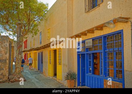 Ancienne rue commerçante de l'île grecque de Spinalonga, une ancienne île coloniale de lépreux près d'Agios Nikolaos en Crète, Grèce. Banque D'Images