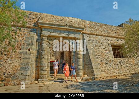 L'ancienne entrée principale de la colonie Leper de Spinalonga avec bâtiment de désinfection Leper au-delà. L'île de Spinalonga est au large de l'est de la Crète, en Grèce. Banque D'Images