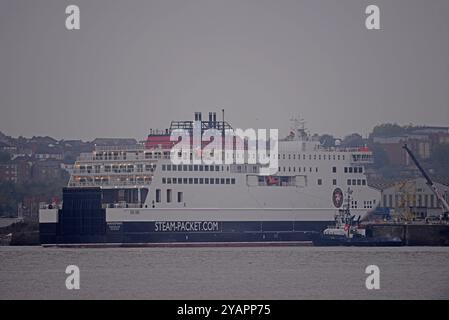 Le navire amiral de l'Isle of Man Steam Packet Company, MANXMAN, est désamarré de la cale sèche à Cammell Laird, Birkenhead, après entretien et réparations Banque D'Images