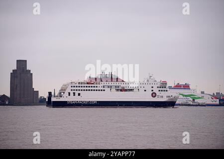 Le navire amiral de l'Isle of Man Steam Packet Company, MANXMAN, est désamarré de la cale sèche à Cammell Laird, Birkenhead, après entretien et réparations Banque D'Images