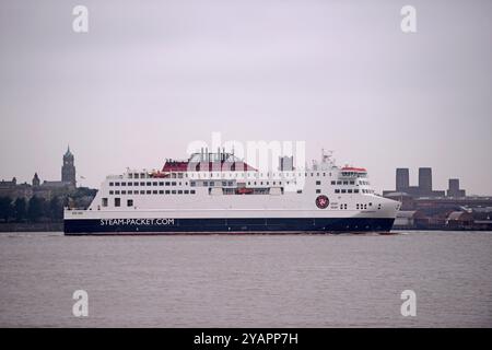 Le navire amiral de l'Isle of Man Steam Packet Company, MANXMAN, est désamarré de la cale sèche à Cammell Laird, Birkenhead, après entretien et réparations Banque D'Images