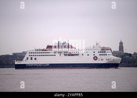 Le navire amiral de l'Isle of Man Steam Packet Company, MANXMAN, est désamarré de la cale sèche à Cammell Laird, Birkenhead, après entretien et réparations Banque D'Images