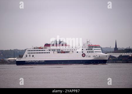 Le navire amiral de l'Isle of Man Steam Packet Company, MANXMAN, est désamarré de la cale sèche à Cammell Laird, Birkenhead, après entretien et réparations Banque D'Images