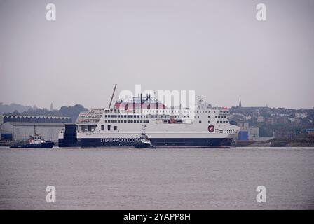 Le navire amiral de l'Isle of Man Steam Packet Company, MANXMAN, est désamarré de la cale sèche à Cammell Laird, Birkenhead, après entretien et réparations Banque D'Images