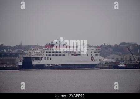 Le navire amiral de l'Isle of Man Steam Packet Company, MANXMAN, est désamarré de la cale sèche à Cammell Laird, Birkenhead, après entretien et réparations Banque D'Images