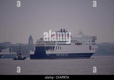 Le navire amiral de l'Isle of Man Steam Packet Company, MANXMAN, est désamarré de la cale sèche à Cammell Laird, Birkenhead, après entretien et réparations Banque D'Images