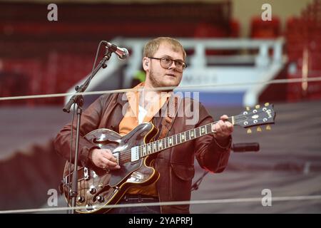 Manchester, Angleterre - 12 novembre 2024 - Alex Moore, chanteur des Lathums, joue avant-match. Rugby League, Betfred Super League Grand final, Wigan Warriors vs Hull Kingston Rovers à Old Trafford, Manchester, Royaume-Uni Dean Williams Banque D'Images