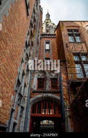 Arc gothique aveugle encastré dans des quoins de brique et de pierre à Bruges, Belgique. Banque D'Images