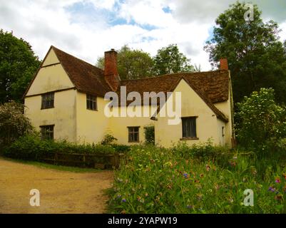 Willy Lott's Cottage par Flatford Mill célèbre pour avoir été dans John Constables peignant le Hay Wain en 1821. Willy Lott 1761-1849 était un fermier locataire de A. Banque D'Images