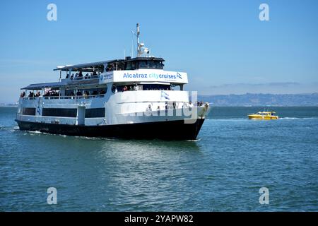 Alcatraz City Cruise Boat Alcatraz Clipper arrivant à l'île accompagné d'un bateau-taxi. Banque D'Images