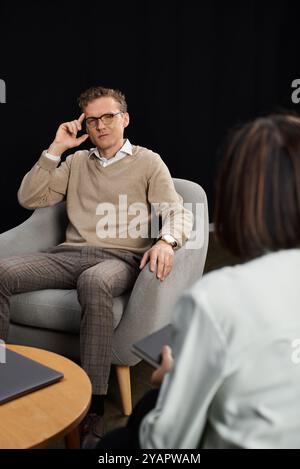 Un journaliste professionnel engage une conversation réfléchie avec un spécialiste compétent, explorant des idées. Banque D'Images