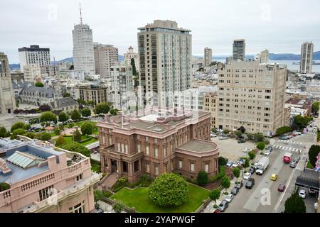 Vue panoramique de San Francisco depuis Nob Hill, y compris le James C. Flood Mansion, Alcatraz et le Golden Gate Bridge. Banque D'Images