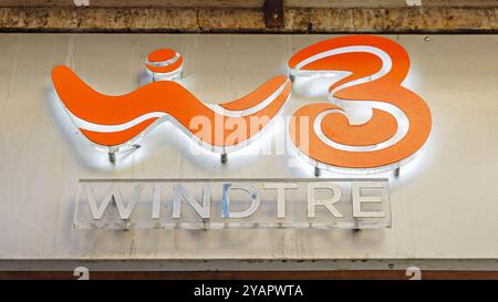 Trieste, Italie - 11 octobre 2024 : 3d Sign Mobile Telephony services WindTre Store Italian Telecommunications Company. Banque D'Images