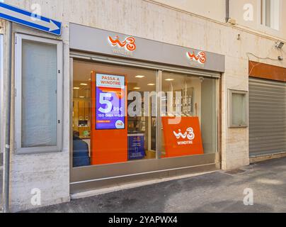 Trieste, Italie - 11 octobre 2024 : entreprise italienne de télécommunications Mobile Telephony services WindTre Store à Corso Umberto Saba Street. Banque D'Images