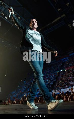 Milan Italie 15/04/2013 : Kekko alias Francesco Silvestre, chanteur de Modà, groupe Pop Rock italien, lors du concert live au Forum Assago Banque D'Images