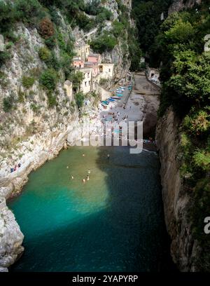 Les visiteurs apprécient les eaux sereines d'une plage isolée sur la côte amalfitaine. Entouré de falaises imposantes, Fiordo Di Furore, la plage Furore Amalfi coa Banque D'Images