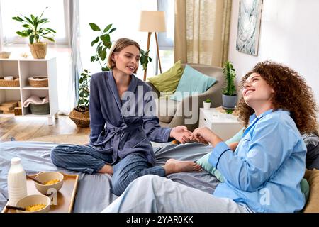 Un couple charmant partage un joyeux petit déjeuner dans leur salon confortable, entouré de plantes. Banque D'Images