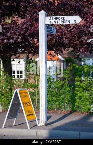 Angleterre, Kent, Rolvenden, panneau routier traditionnel en bois Banque D'Images