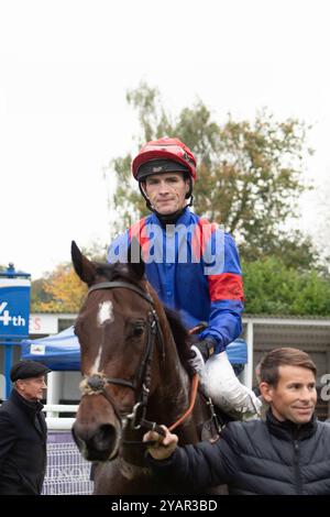 Windsor, Berkshire, Royaume-Uni. 14 octobre 2024. MAID IN CHELSEA pilotée par le jockey Dylan Hogan (casquette rouge) remporte le Berkshire Winter million, Windsor 17th January novice Stakes (Class 4) (GBB) lors de la finale Flat Season au Royal Windsor Racecourse à Windsor, Berkshire. Propriétaire K Snell & Partners, entraîneur Jack Jones, Newmarket, éleveur Rosetown Bloodstock Ltd Crédit : Maureen McLean/Alamy Live News Banque D'Images