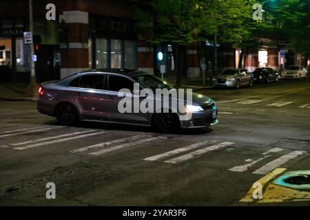 Seattle, États-Unis. 27 avril 2024. Voiture prête à tourner lors d'une rencontre sur Alaskan Way. Banque D'Images