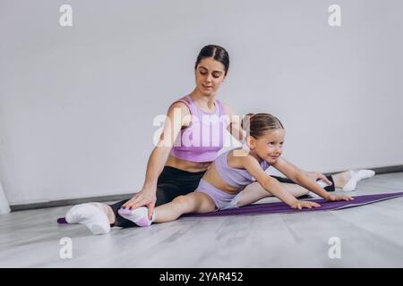 gymnastique pour enfants et exercices d'étirement musculaire. Photo de haute qualité Banque D'Images