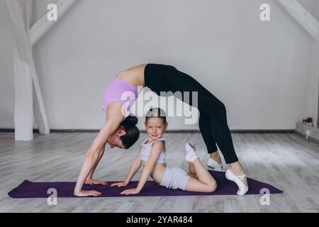 gymnastique pour enfants et exercices d'étirement musculaire. Photo de haute qualité Banque D'Images