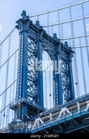 Détail de vue en bas angle de la tour suspendue du pont Manhattan, New York City, New York, États-Unis Banque D'Images