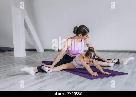 gymnastique pour enfants et exercices d'étirement musculaire. Photo de haute qualité Banque D'Images