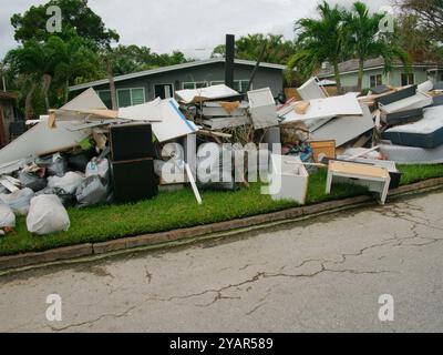 Gros tas de déchets, meubles, articles ménagers empilés sur le côté d'un trottoir de rue. Après une tempête endommageant l'inondation d'une onde de tempête d'eau. En attente Banque D'Images