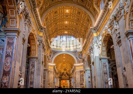 Intérieur de la basilique Saint-Pierre au Vatican. Banque D'Images
