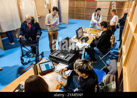 En Belgique, les électeurs sont appelés à élire les conseillers municipaux et les maires de leur ville, et à élire les députés provinciaux. | en Belgique, les électeurs Banque D'Images