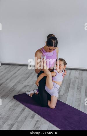 gymnastique pour enfants et exercices d'étirement musculaire. Photo de haute qualité Banque D'Images