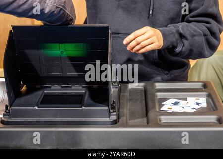 En Belgique, les électeurs sont appelés à élire les conseillers municipaux et les maires de leur ville, et à élire les députés provinciaux. | en Belgique, les électeurs Banque D'Images