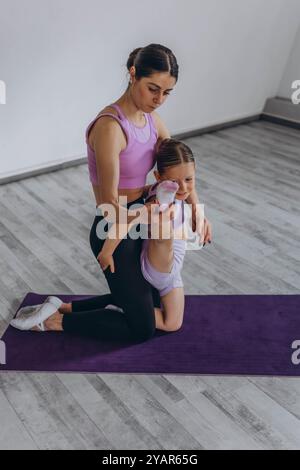 gymnastique pour enfants et exercices d'étirement musculaire. Photo de haute qualité Banque D'Images