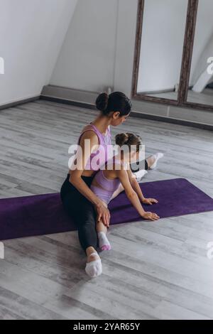 gymnastique pour enfants et exercices d'étirement musculaire. Photo de haute qualité Banque D'Images