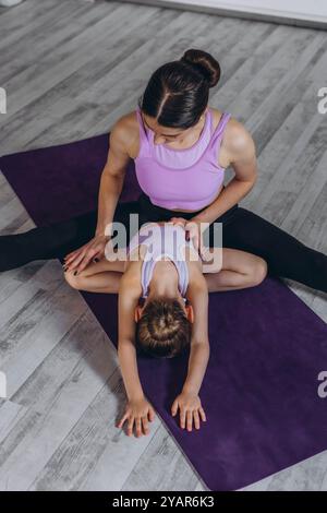 gymnastique pour enfants et exercices d'étirement musculaire. Photo de haute qualité Banque D'Images